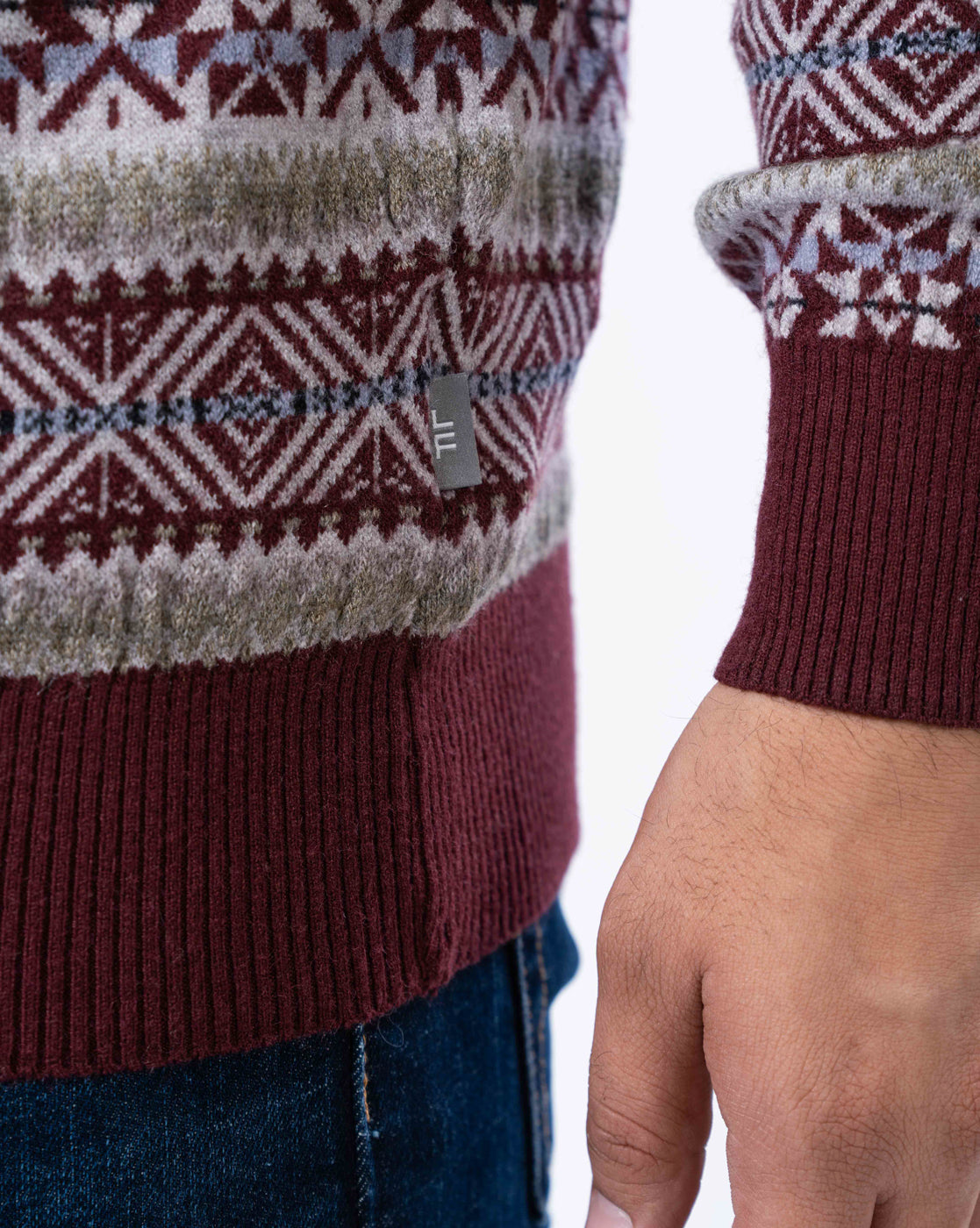 Men’s Wine Jacquard Knit Pullover in Blended Polyamide Yarn with Crew Neck and Side Loop Label